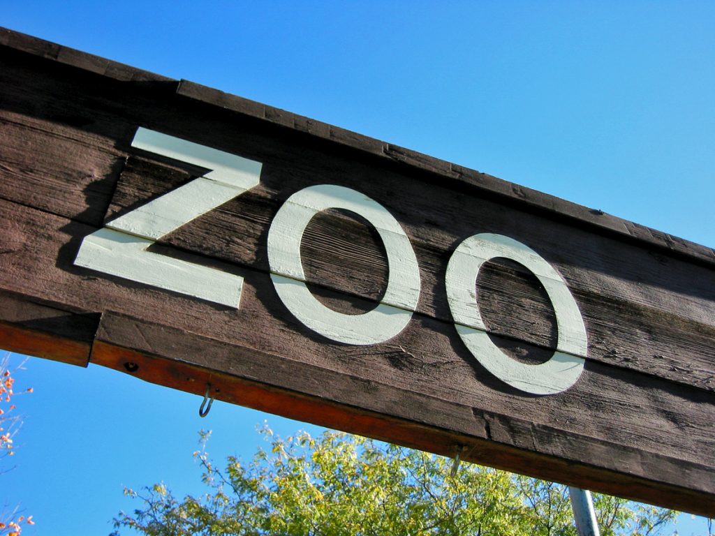 A sign over the entrance to the zoo.